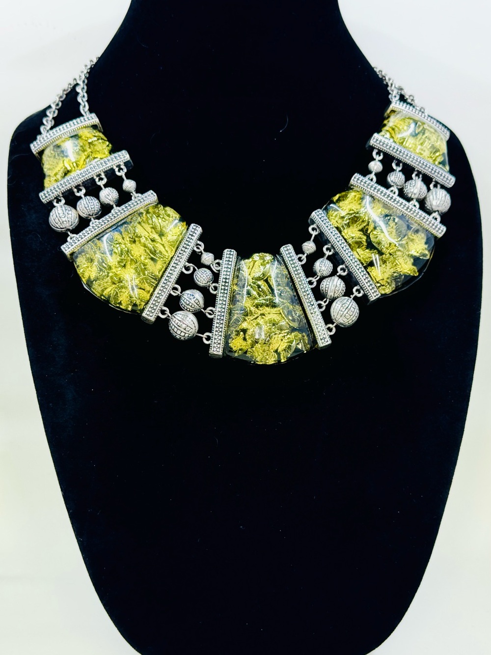 Silver Tone Chunky Lucite Link Bib Necklace W/Metallic Yellow Inclusions 20”